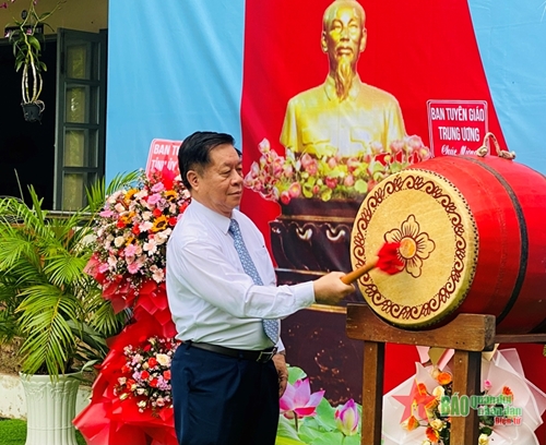 Tiền Giang: Trưởng Ban Tuyên giáo Trung ương Nguyễn Trọng Nghĩa dự Lễ khai giảng năm học mới tại Trường THCS Tân Phú 